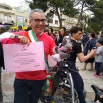Il sindaco Catania in maglia rosa e bici